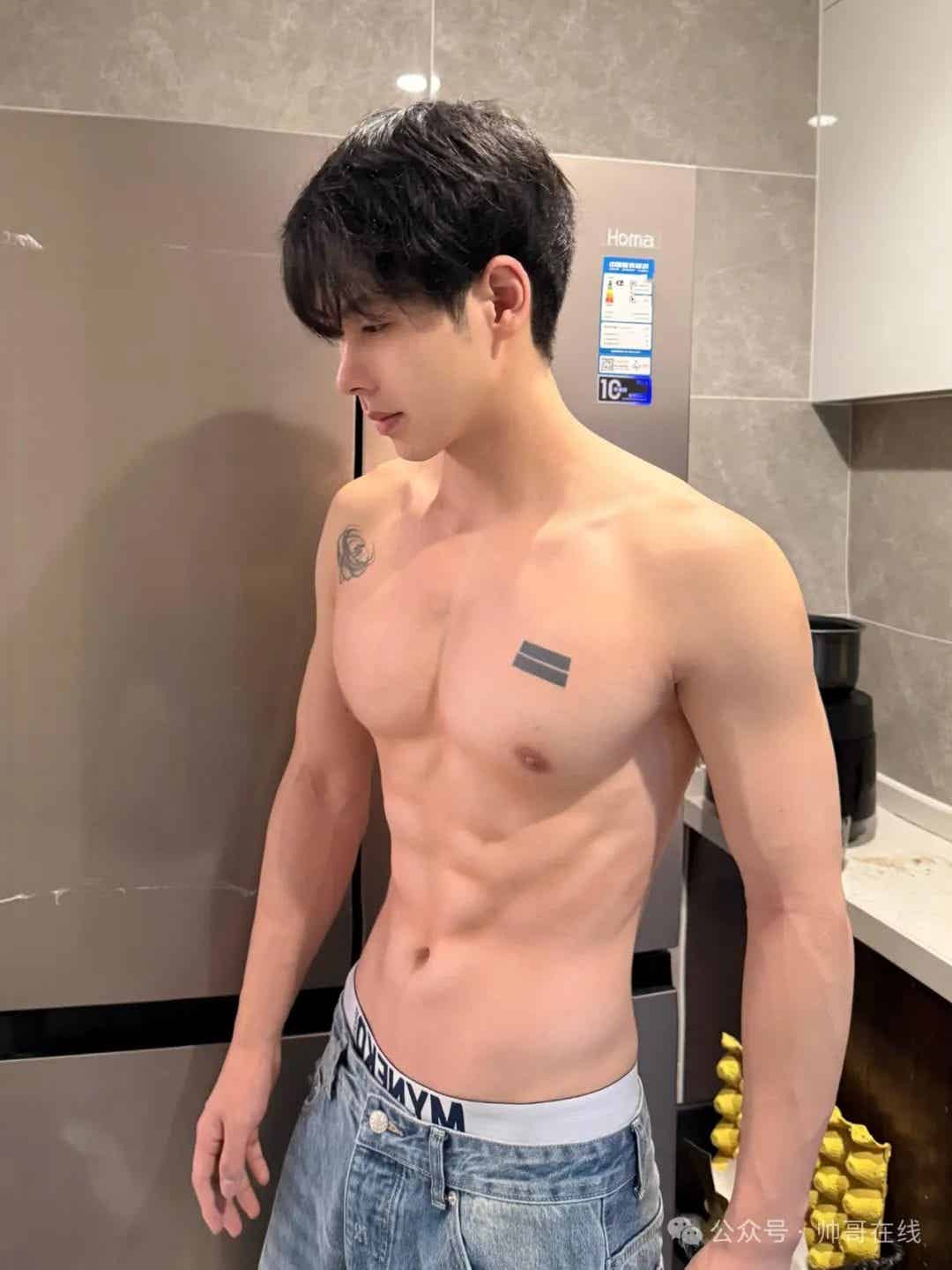 图片[1]-奶狗脸薄肌阳光帅哥，这优质小腹肌集帅们馋了!-小蓝短视频