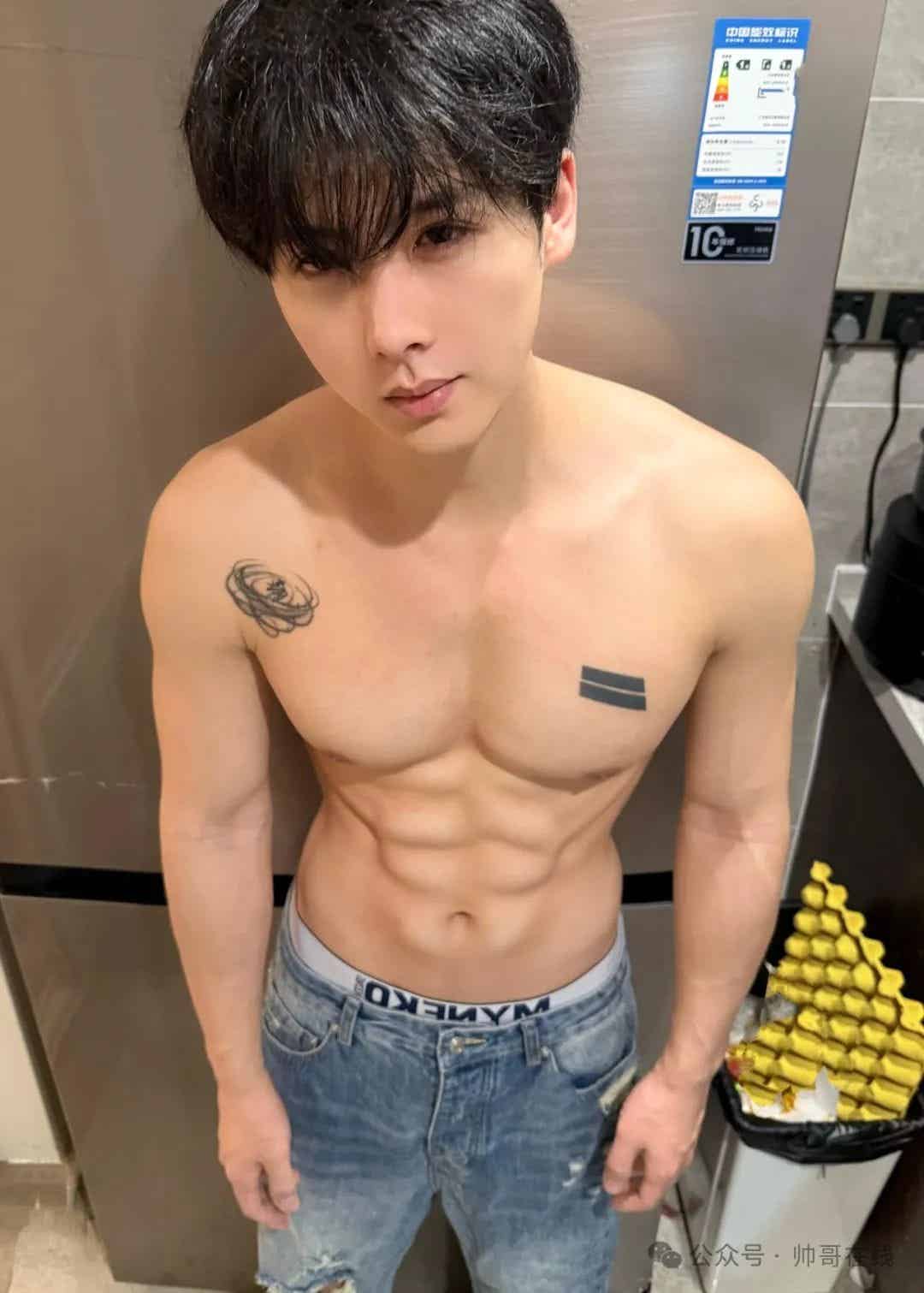 图片[2]-奶狗脸薄肌阳光帅哥，这优质小腹肌集帅们馋了!-小蓝短视频