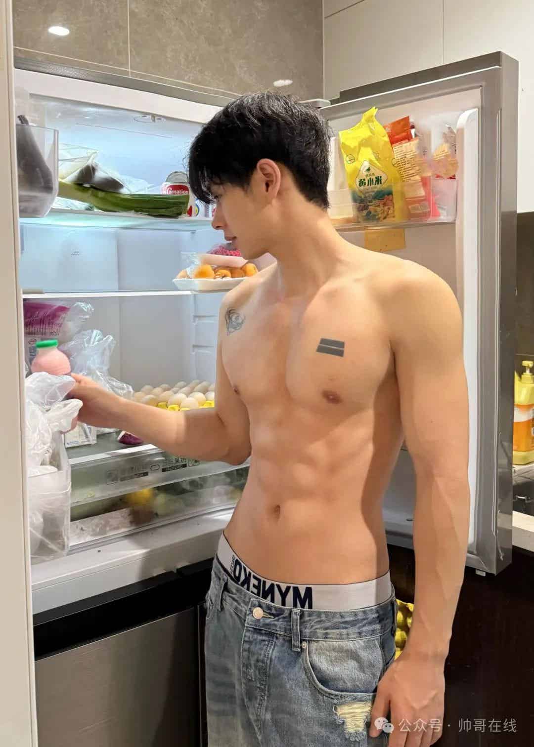 图片[3]-奶狗脸薄肌阳光帅哥，这优质小腹肌集帅们馋了!-小蓝短视频