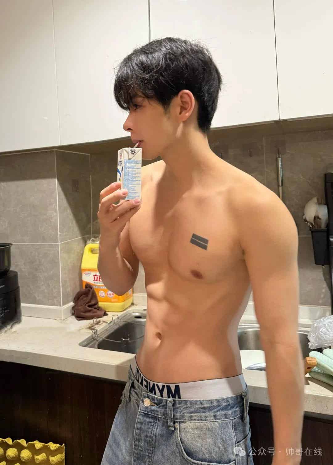 图片[4]-奶狗脸薄肌阳光帅哥，这优质小腹肌集帅们馋了!-小蓝短视频