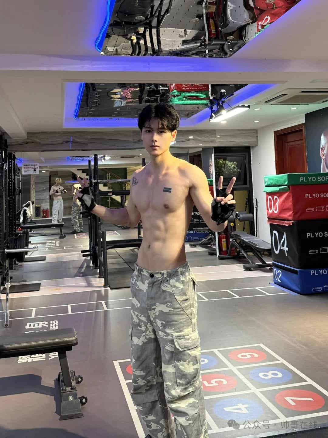 图片[5]-奶狗脸薄肌阳光帅哥，这优质小腹肌集帅们馋了!-小蓝短视频