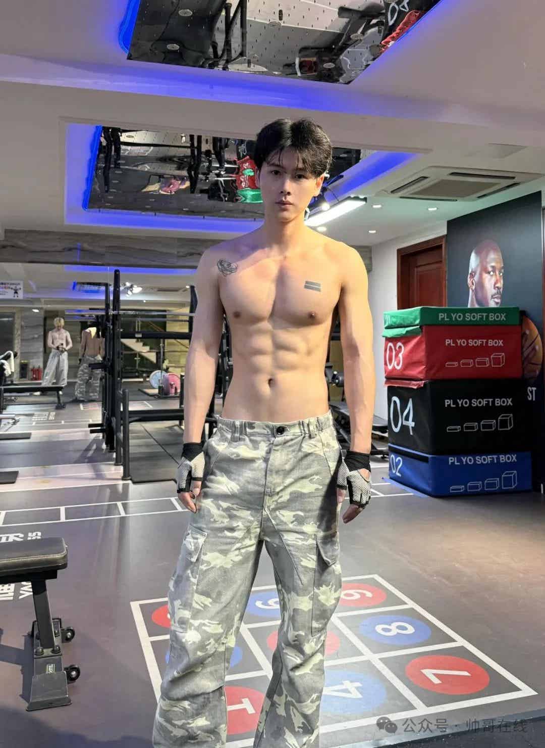 图片[6]-奶狗脸薄肌阳光帅哥，这优质小腹肌集帅们馋了!-小蓝短视频