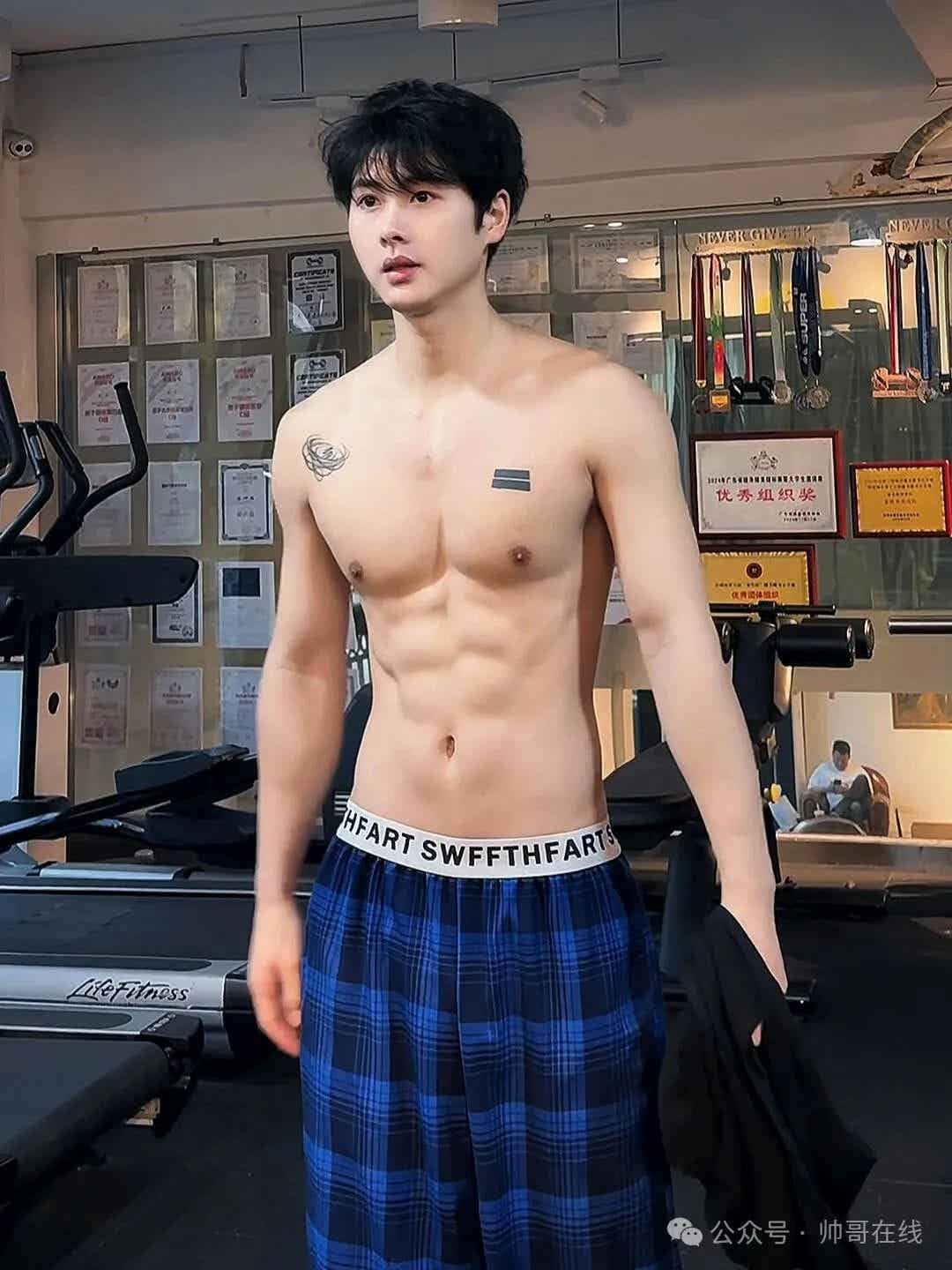 图片[9]-奶狗脸薄肌阳光帅哥，这优质小腹肌集帅们馋了!-小蓝短视频