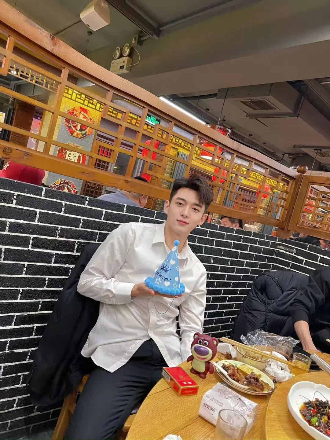 图片[10]-微博疯传的威哥结婚照，真相竟然是这样！-小蓝短视频