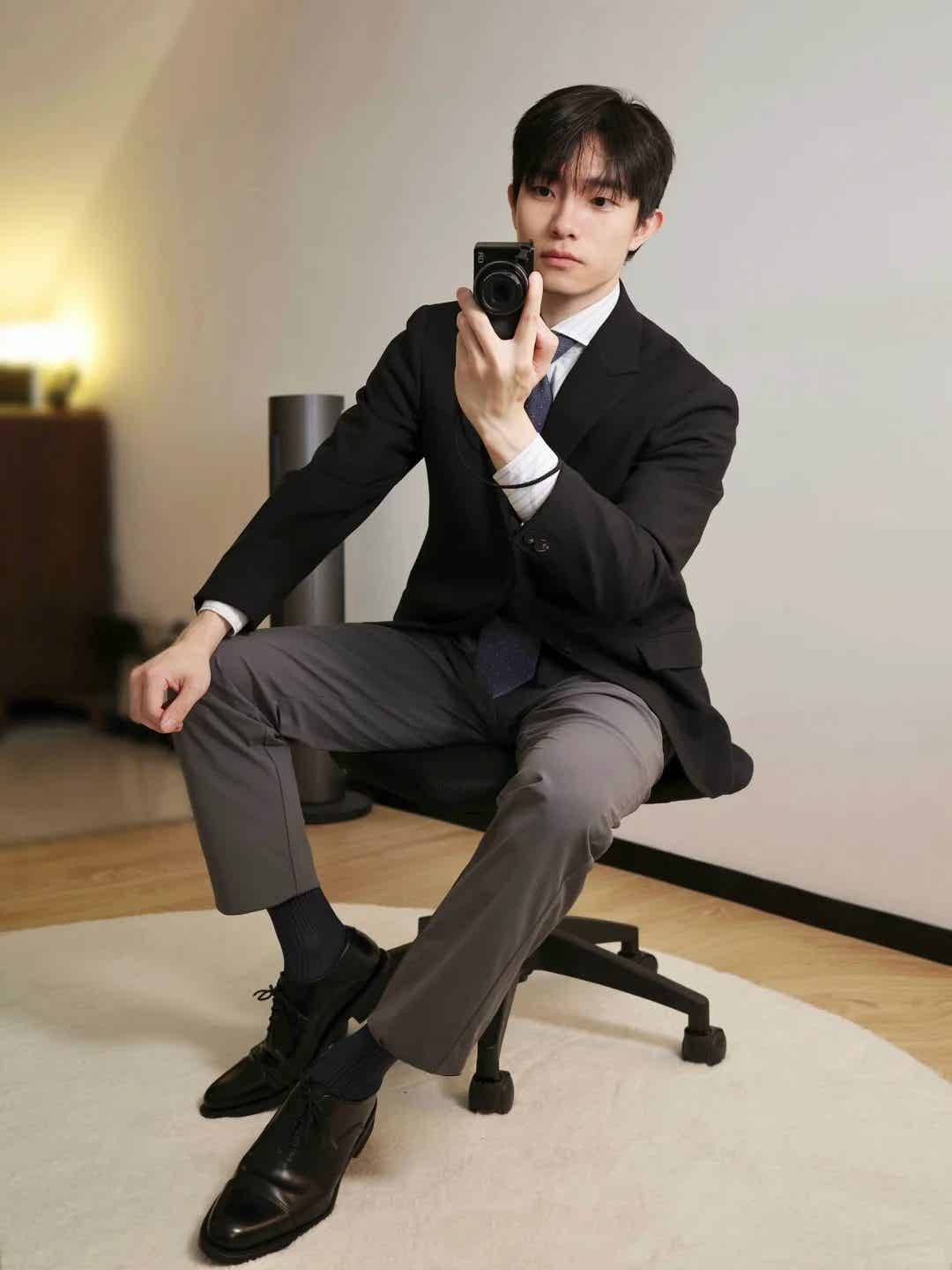 图片[5]-正装赛道的小哥哥，那些特写你喜欢吗?-小蓝短视频