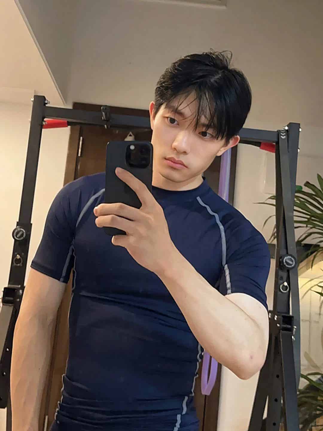 图片[13]-正装赛道的小哥哥，那些特写你喜欢吗?-小蓝短视频