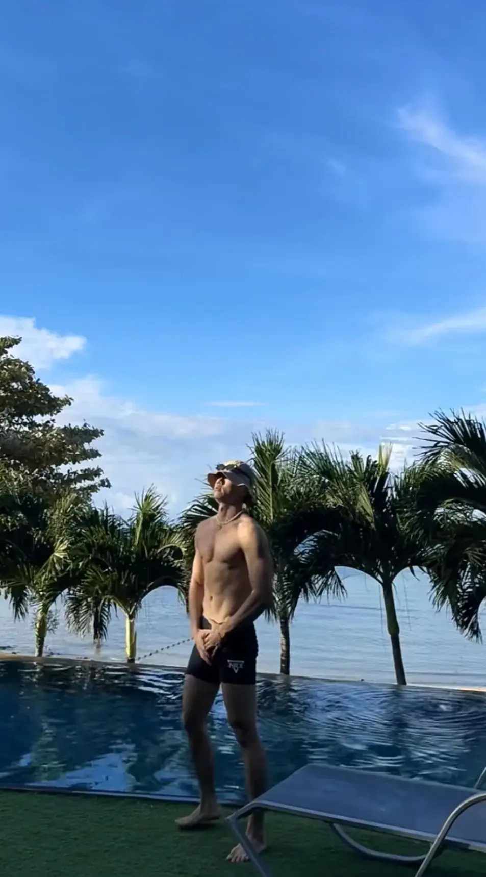 爆火全网的擦边黑皮体育生找到了，超长狼狗腰太会扭....