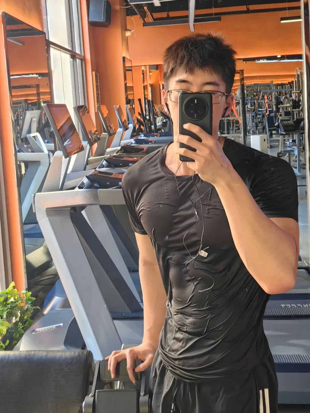 图片[1]-广东男大学生在线展示湿身诱惑，宽肩窄腰大胸肌，荷尔蒙直接溢出屏幕！-小蓝短视频