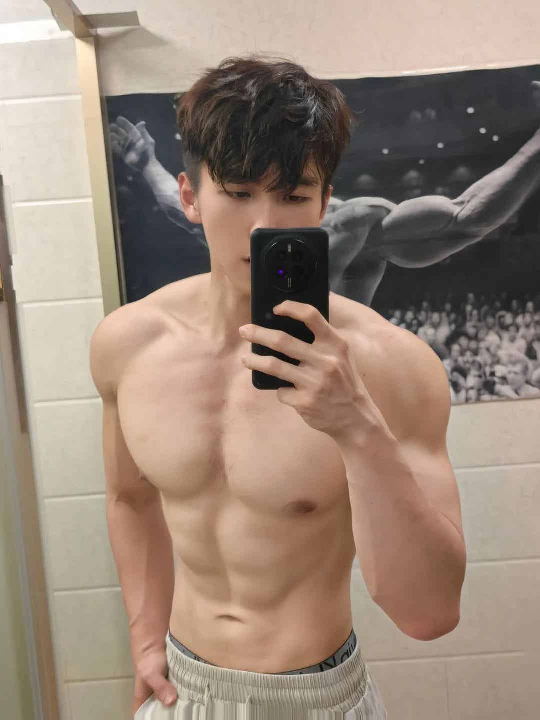 图片[3]-广东男大学生在线展示湿身诱惑，宽肩窄腰大胸肌，荷尔蒙直接溢出屏幕！-小蓝短视频