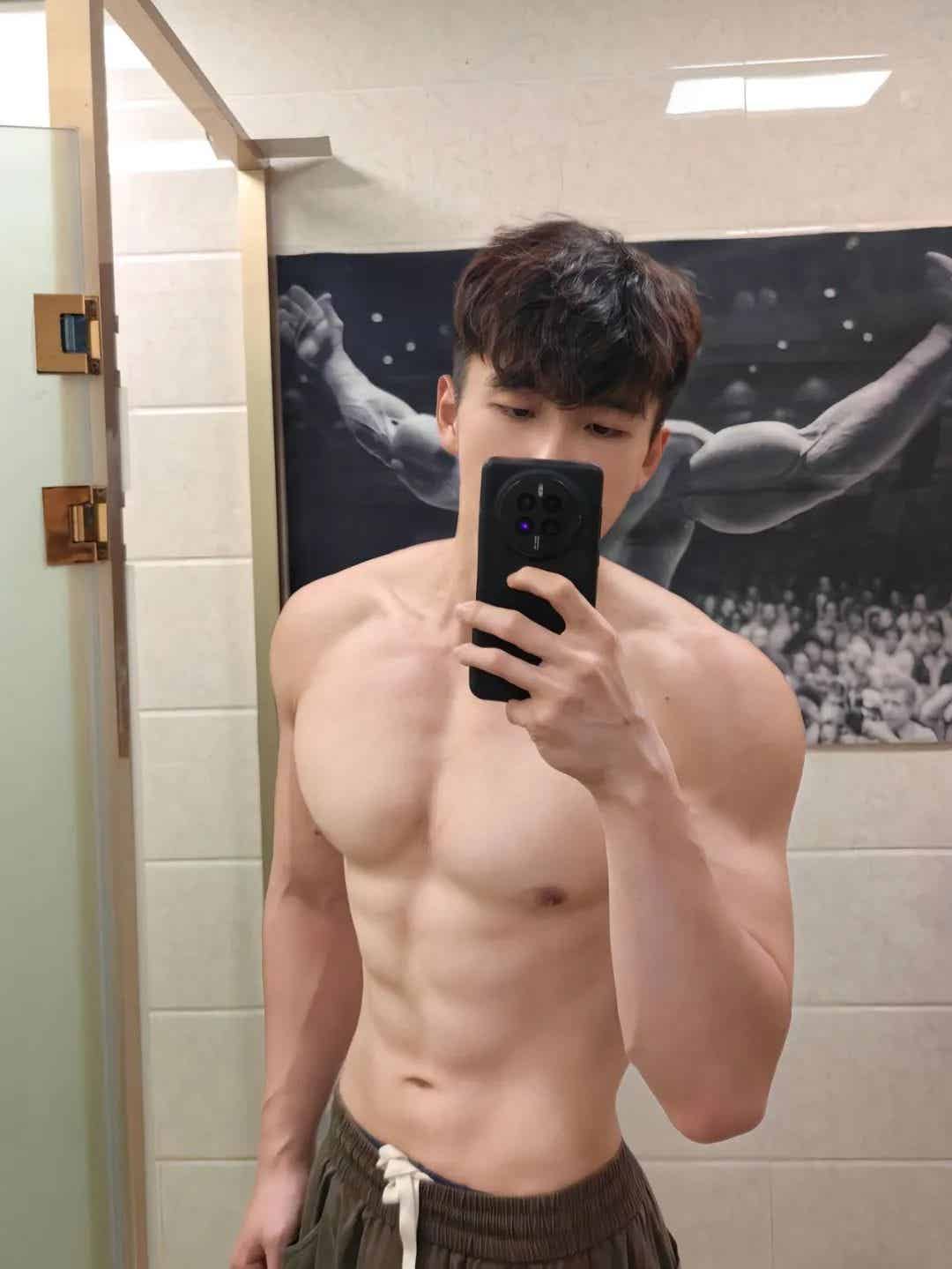 图片[6]-广东男大学生在线展示湿身诱惑，宽肩窄腰大胸肌，荷尔蒙直接溢出屏幕！-小蓝短视频