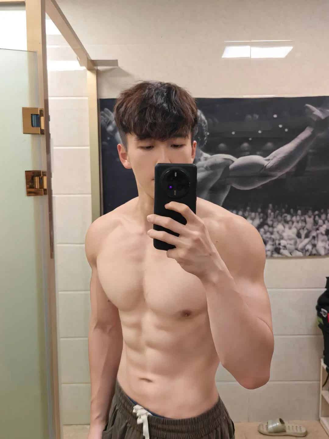 图片[8]-广东男大学生在线展示湿身诱惑，宽肩窄腰大胸肌，荷尔蒙直接溢出屏幕！-小蓝短视频