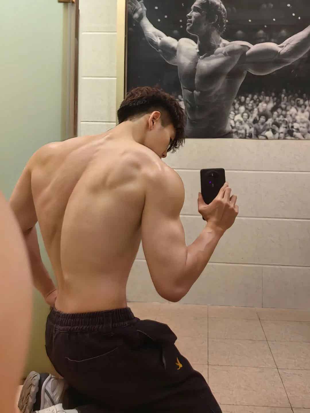 图片[9]-广东男大学生在线展示湿身诱惑，宽肩窄腰大胸肌，荷尔蒙直接溢出屏幕！-小蓝短视频