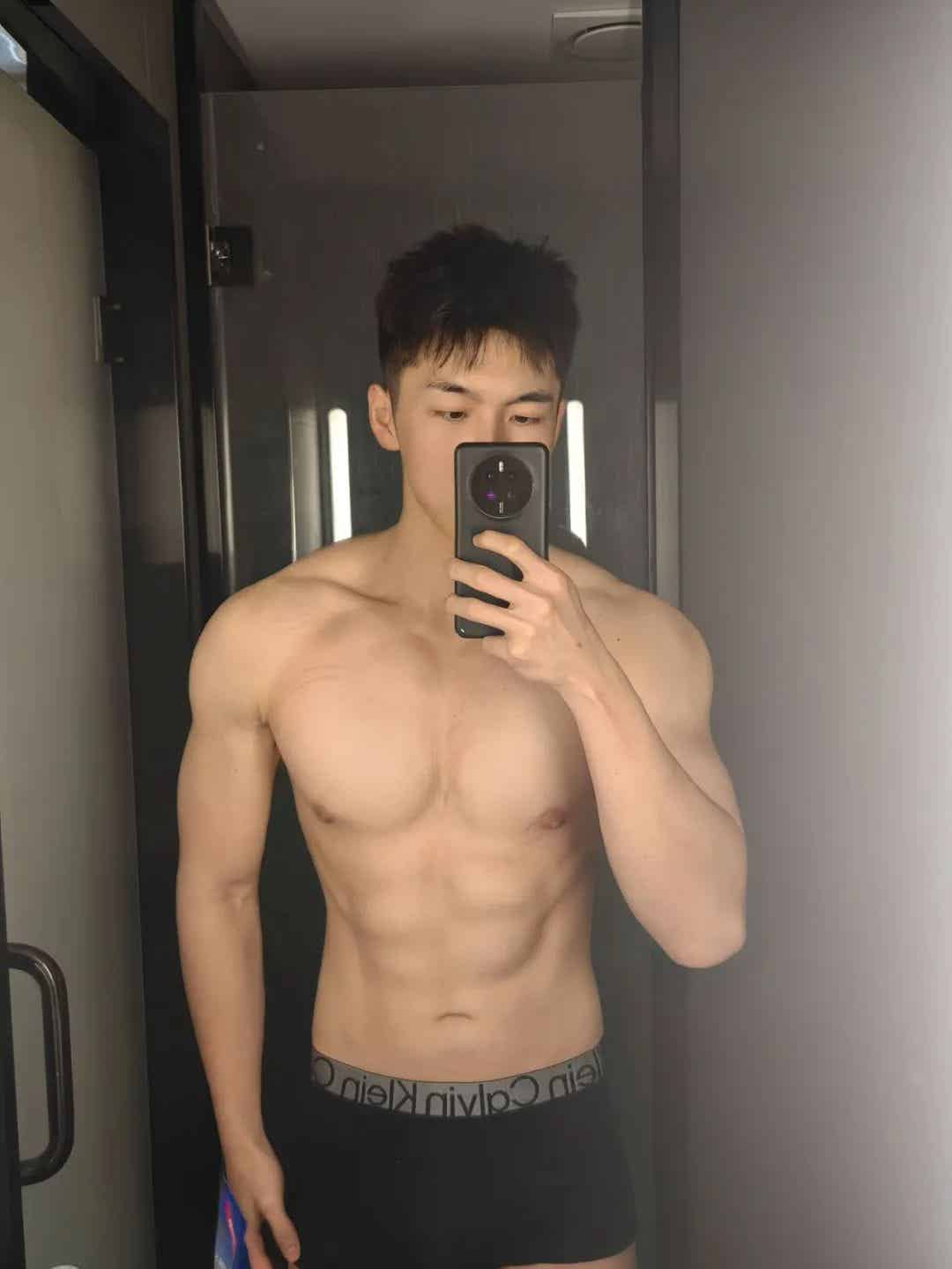 图片[10]-广东男大学生在线展示湿身诱惑，宽肩窄腰大胸肌，荷尔蒙直接溢出屏幕！-小蓝短视频