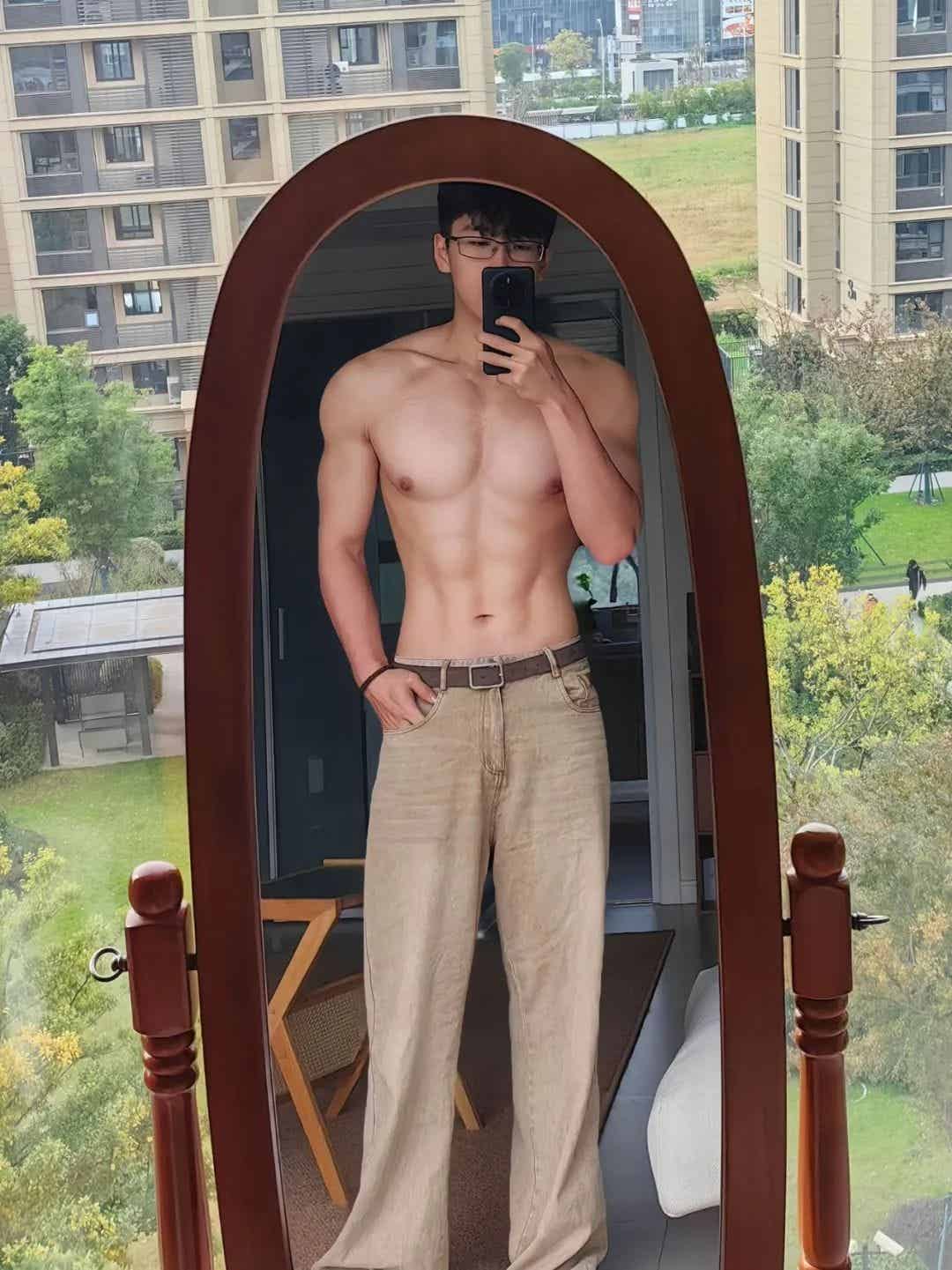 图片[12]-广东男大学生在线展示湿身诱惑，宽肩窄腰大胸肌，荷尔蒙直接溢出屏幕！-小蓝短视频