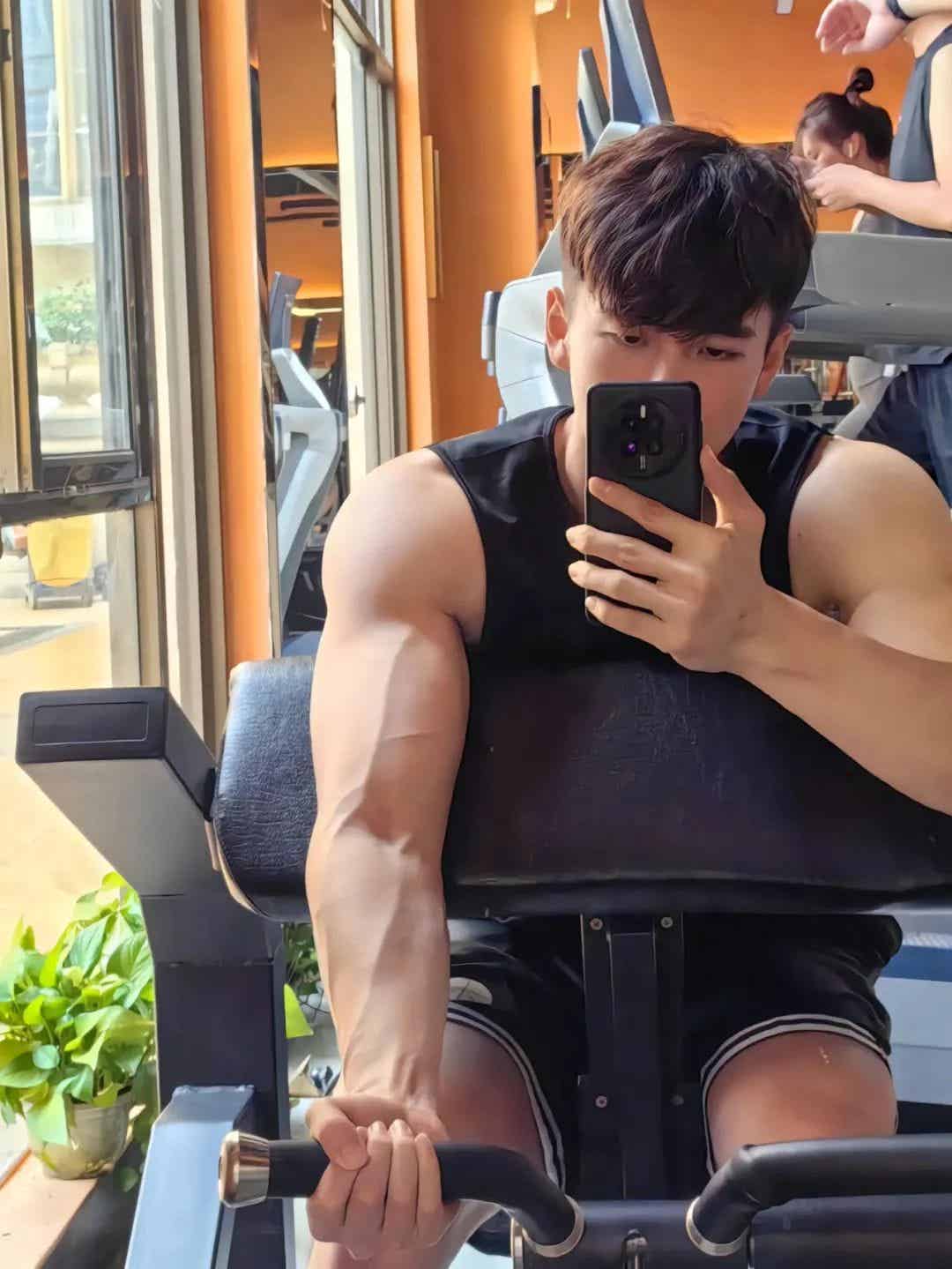 图片[13]-广东男大学生在线展示湿身诱惑，宽肩窄腰大胸肌，荷尔蒙直接溢出屏幕！-小蓝短视频