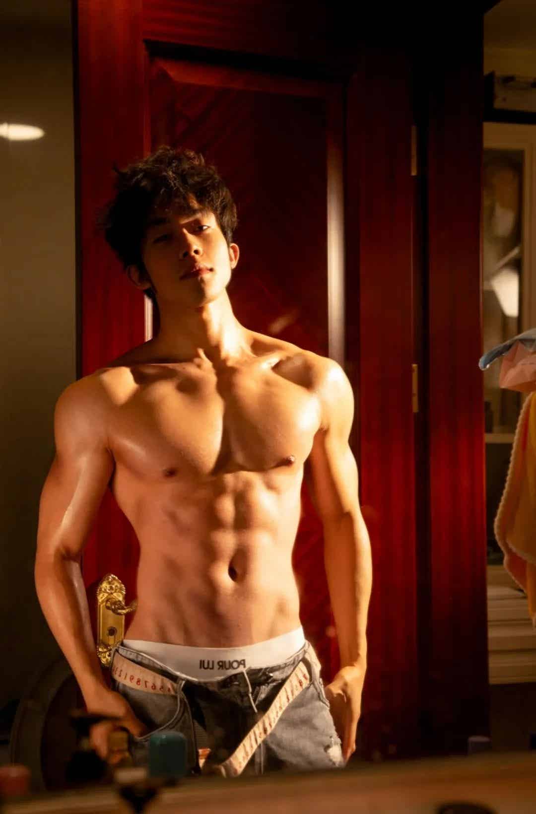 195肌肉直男下海拍写真被摄影师得吃，网友辣评：换我来……-小蓝短视频