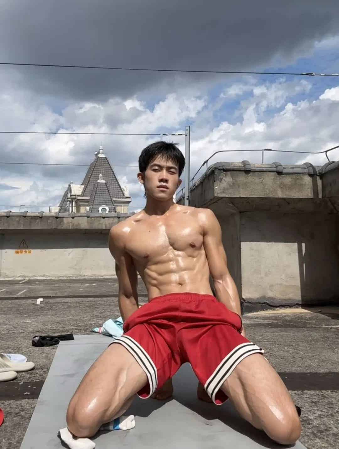 图片[2]-195肌肉直男下海拍写真被摄影师得吃，网友辣评：换我来......-小蓝短视频