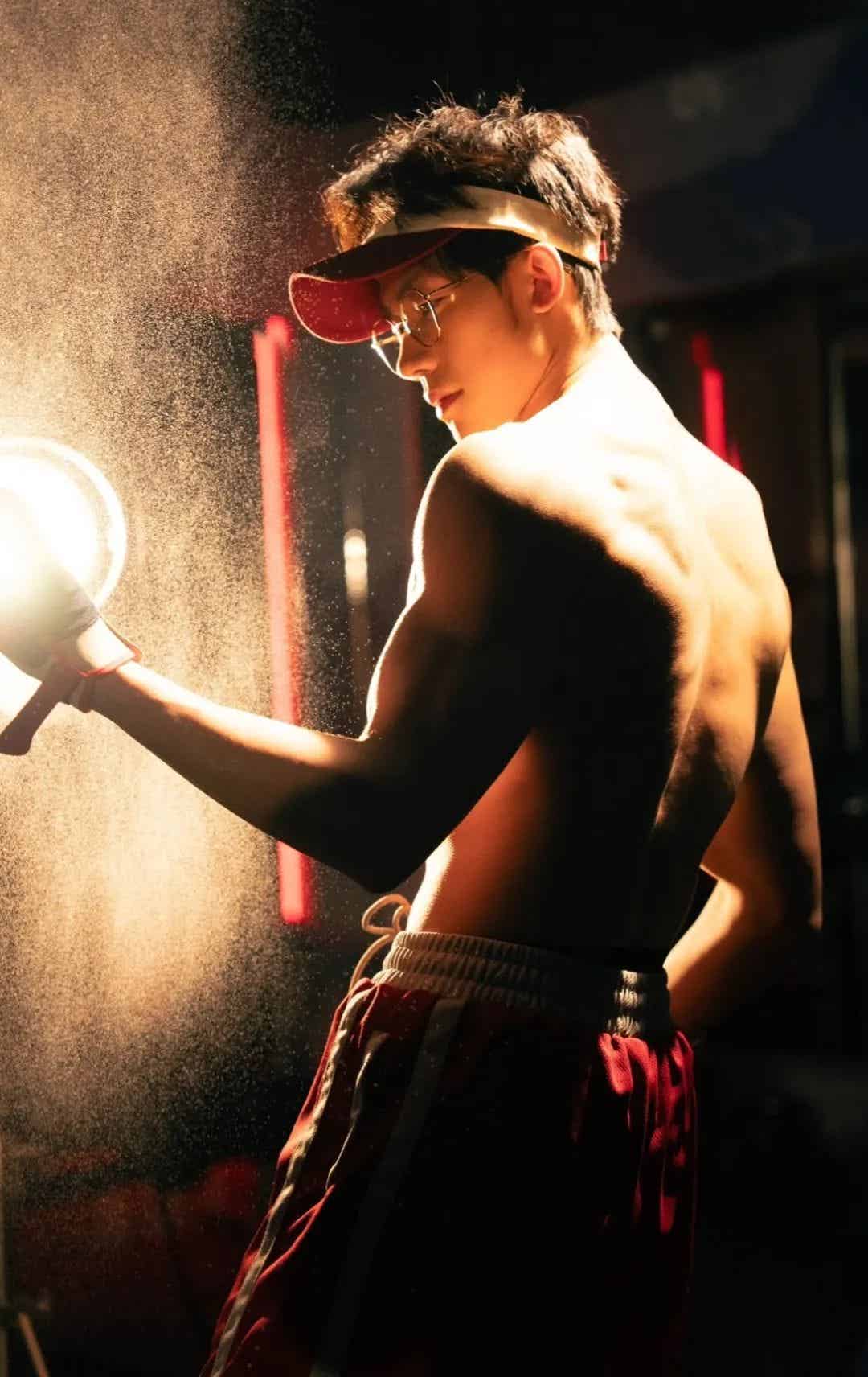 图片[5]-195肌肉直男下海拍写真被摄影师得吃，网友辣评：换我来......-小蓝短视频