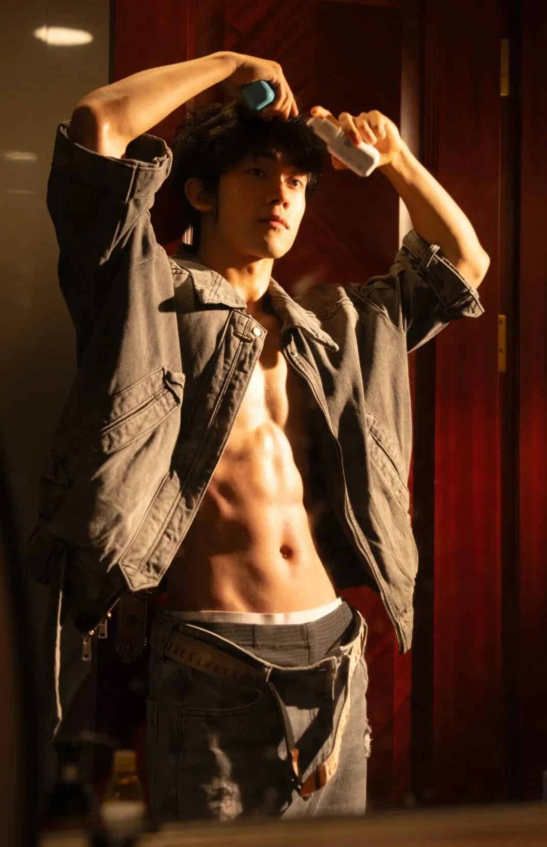 图片[7]-195肌肉直男下海拍写真被摄影师得吃，网友辣评：换我来......-小蓝短视频