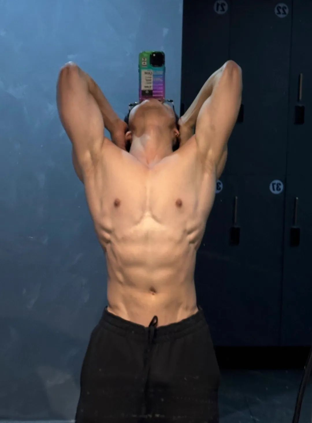 195肌肉直男下海拍写真被摄影师得吃，网友辣评：换我来......