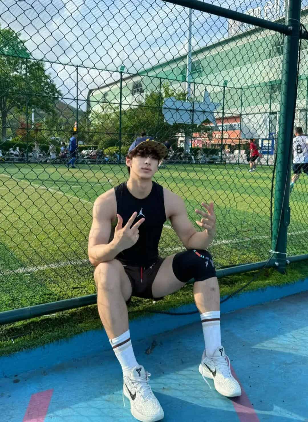 山东195黑皮篮球体育生,圈内极品猛1s,持久打桩太给力.....-小蓝短视频