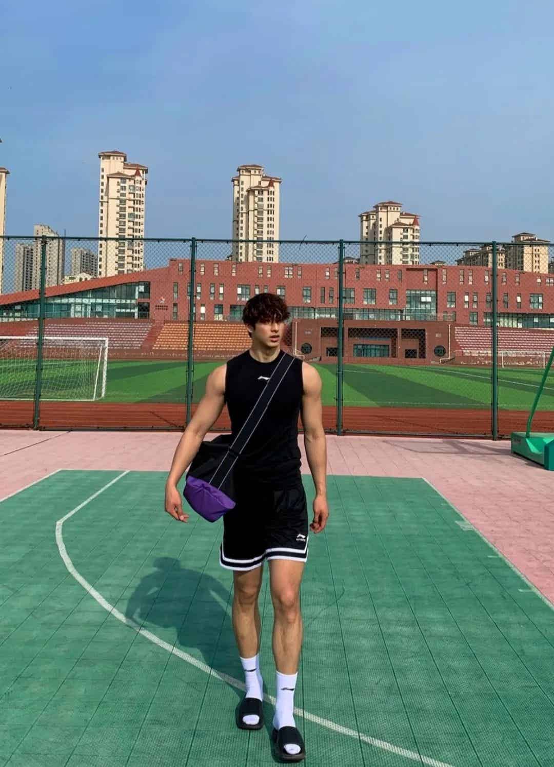 图片[9]-山东195黑皮篮球体育生，圈内极品猛1s，持久打桩太给力.....-小蓝短视频