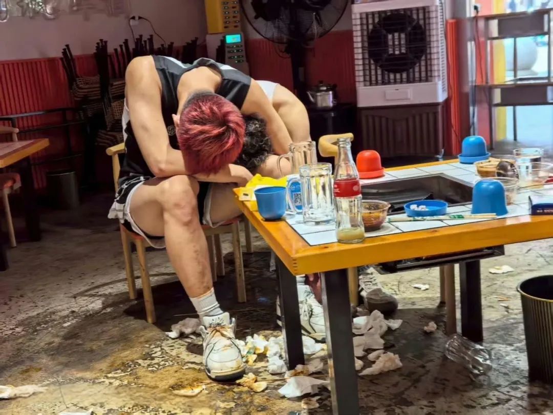 失恋？四角恋？此时此刻体育生男神在我的床上……