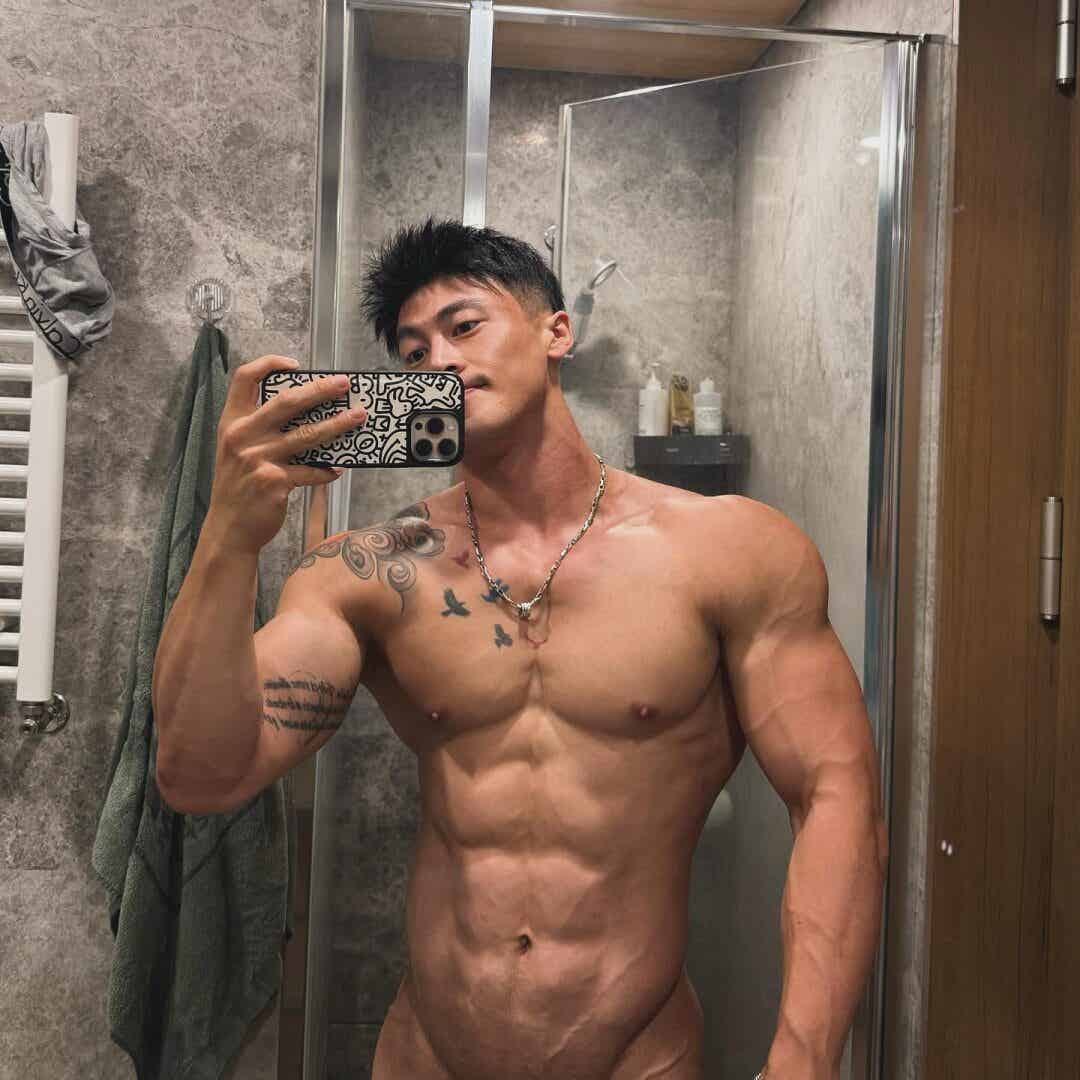 图片[2]-他拍内裤广告拍到出圈，海边抱娃这幕太犯规了-小蓝短视频