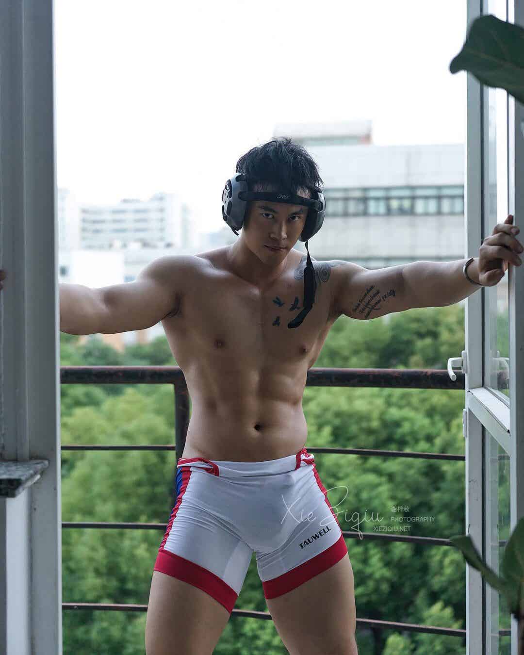 图片[3]-他拍内裤广告拍到出圈，海边抱娃这幕太犯规了-小蓝短视频