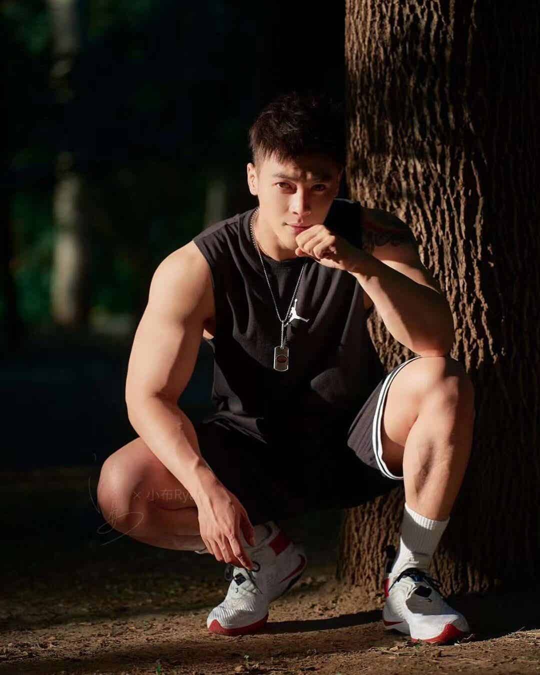 图片[4]-他拍内裤广告拍到出圈，海边抱娃这幕太犯规了-小蓝短视频