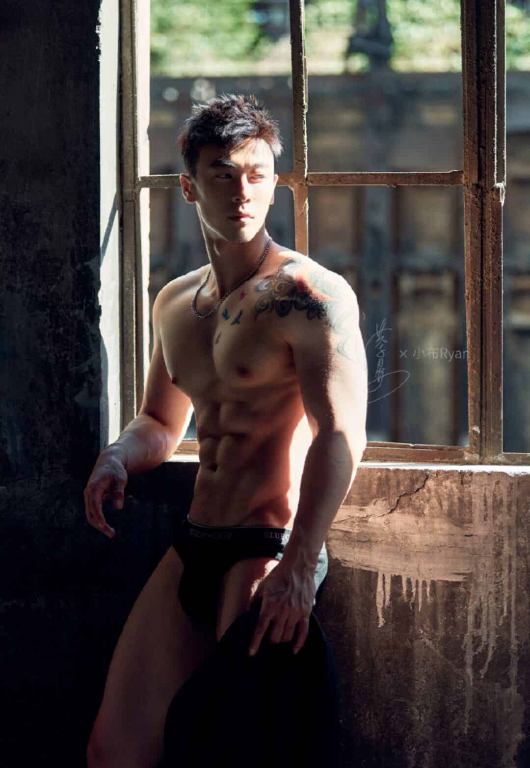 图片[6]-他拍内裤广告拍到出圈，海边抱娃这幕太犯规了-小蓝短视频