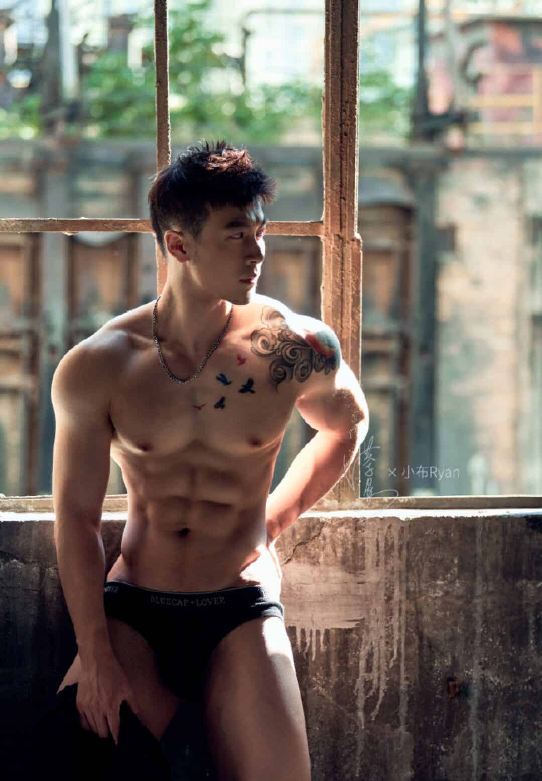 图片[7]-他拍内裤广告拍到出圈，海边抱娃这幕太犯规了-小蓝短视频