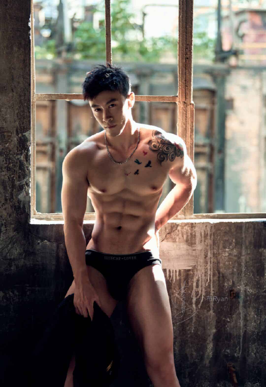 图片[8]-他拍内裤广告拍到出圈，海边抱娃这幕太犯规了-小蓝短视频