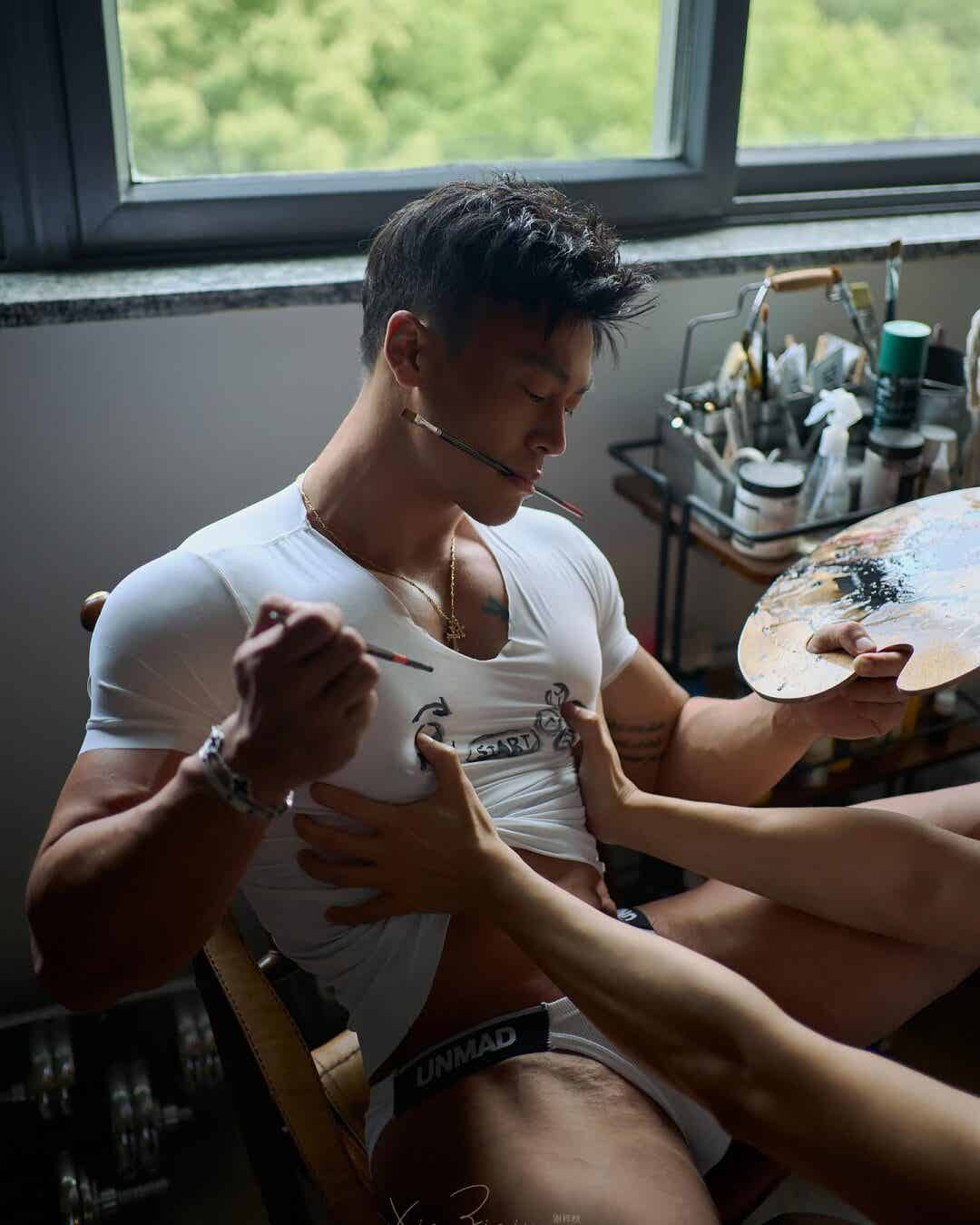 图片[11]-他拍内裤广告拍到出圈，海边抱娃这幕太犯规了-小蓝短视频