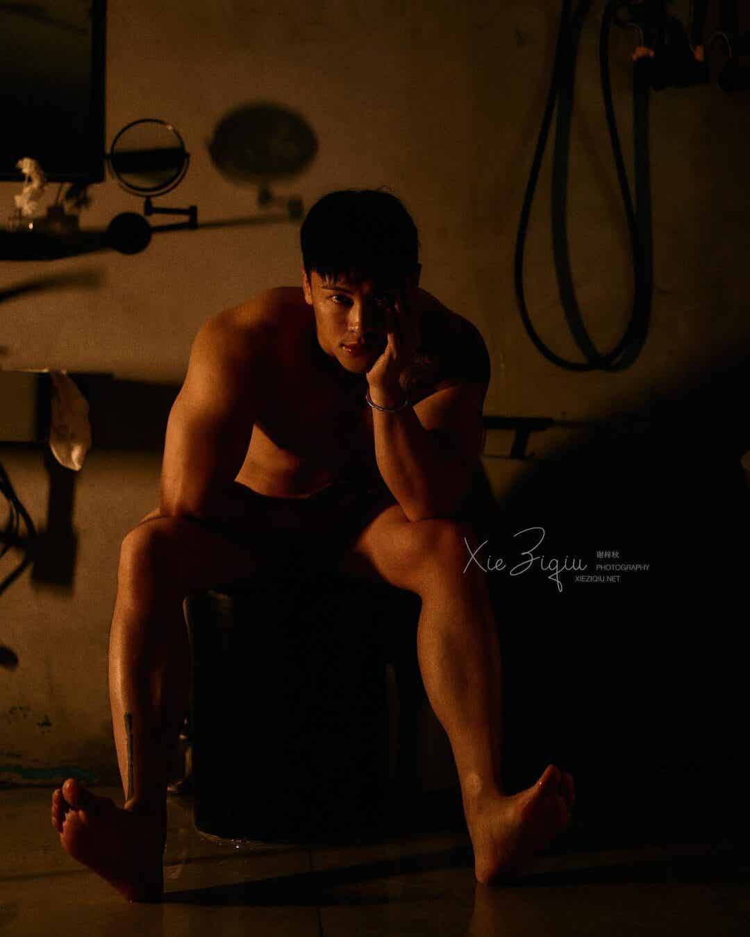 图片[12]-他拍内裤广告拍到出圈，海边抱娃这幕太犯规了-小蓝短视频