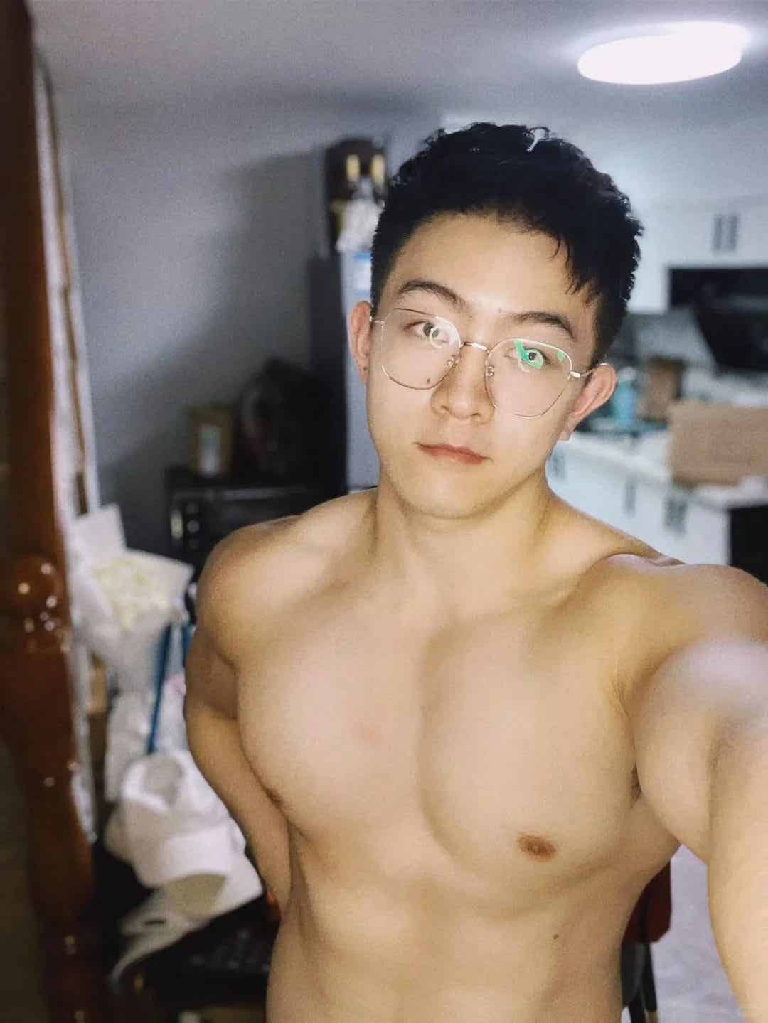 图片[2]-人夫感脂包肌男生，光着膀子玩水的样子看呆了！-小蓝短视频