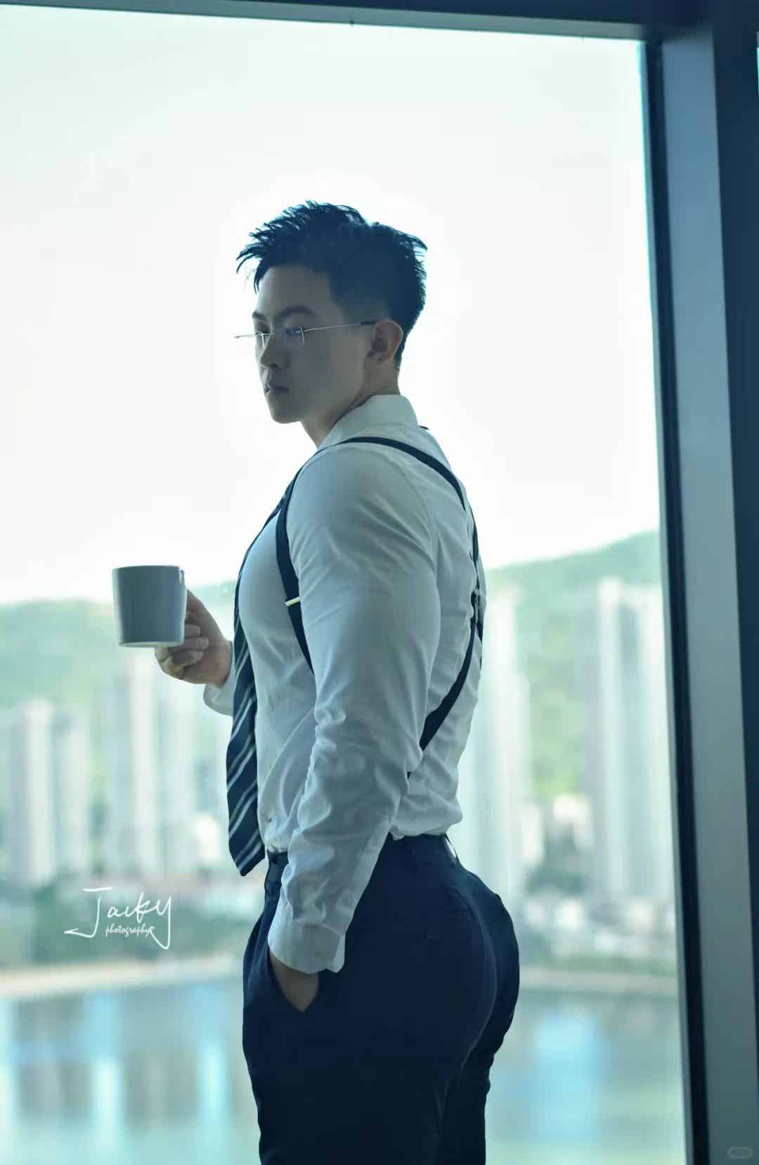 图片[4]-人夫感脂包肌男生，光着膀子玩水的样子看呆了！-小蓝短视频