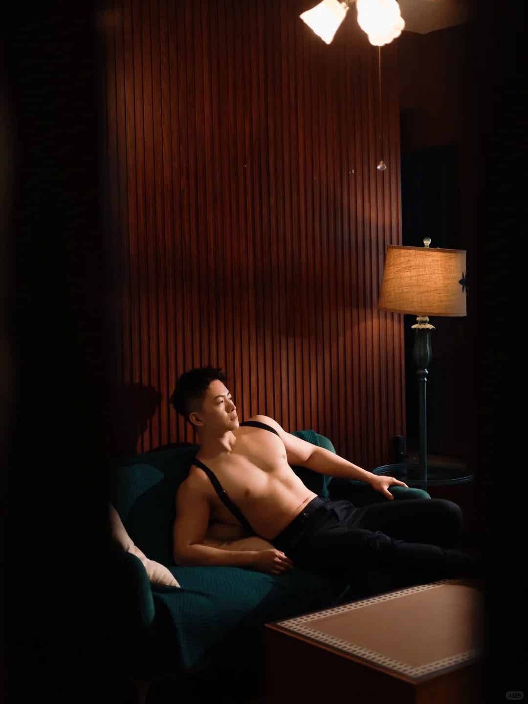 图片[5]-人夫感脂包肌男生，光着膀子玩水的样子看呆了！-小蓝短视频