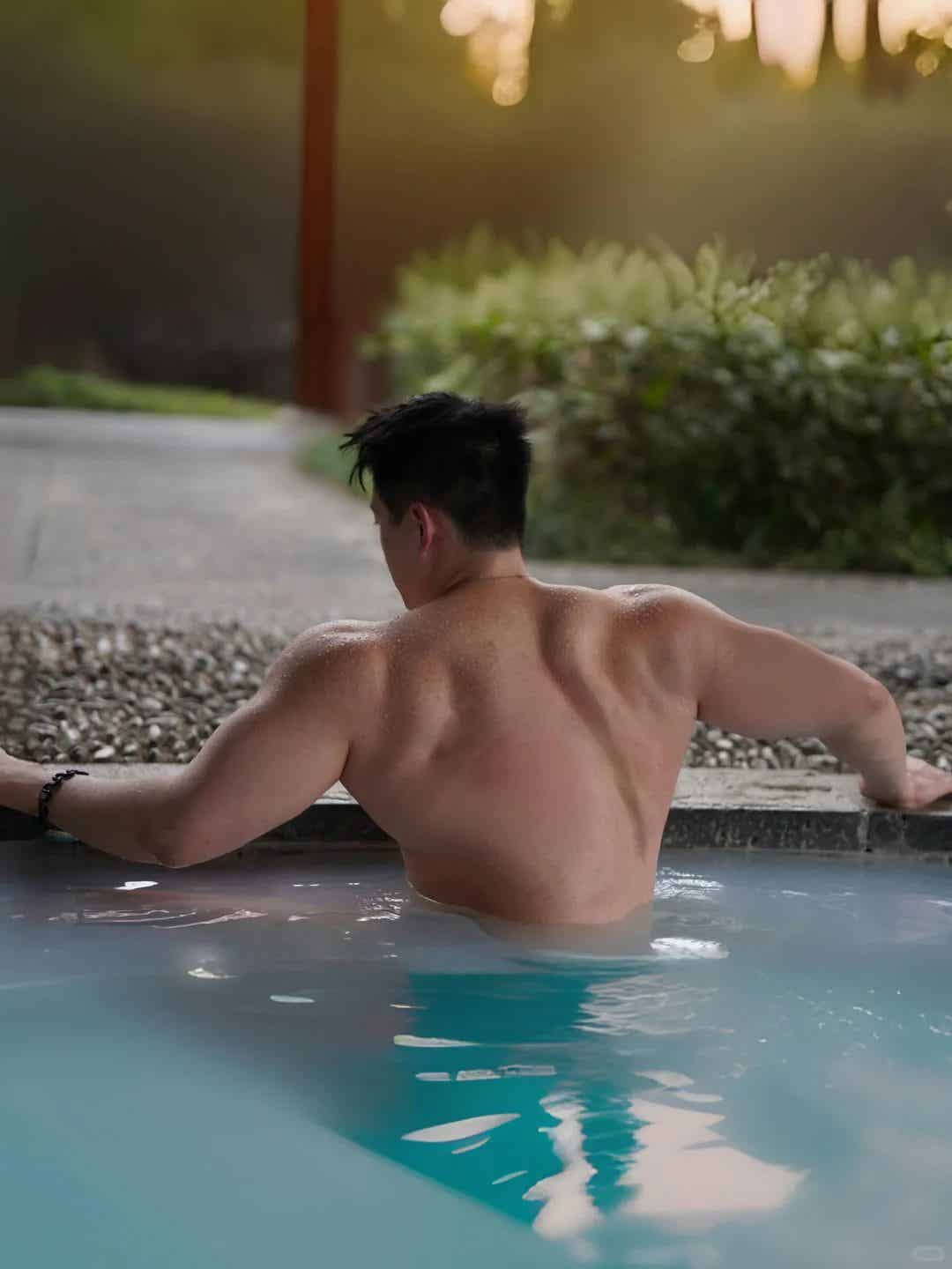 图片[6]-人夫感脂包肌男生，光着膀子玩水的样子看呆了！-小蓝短视频