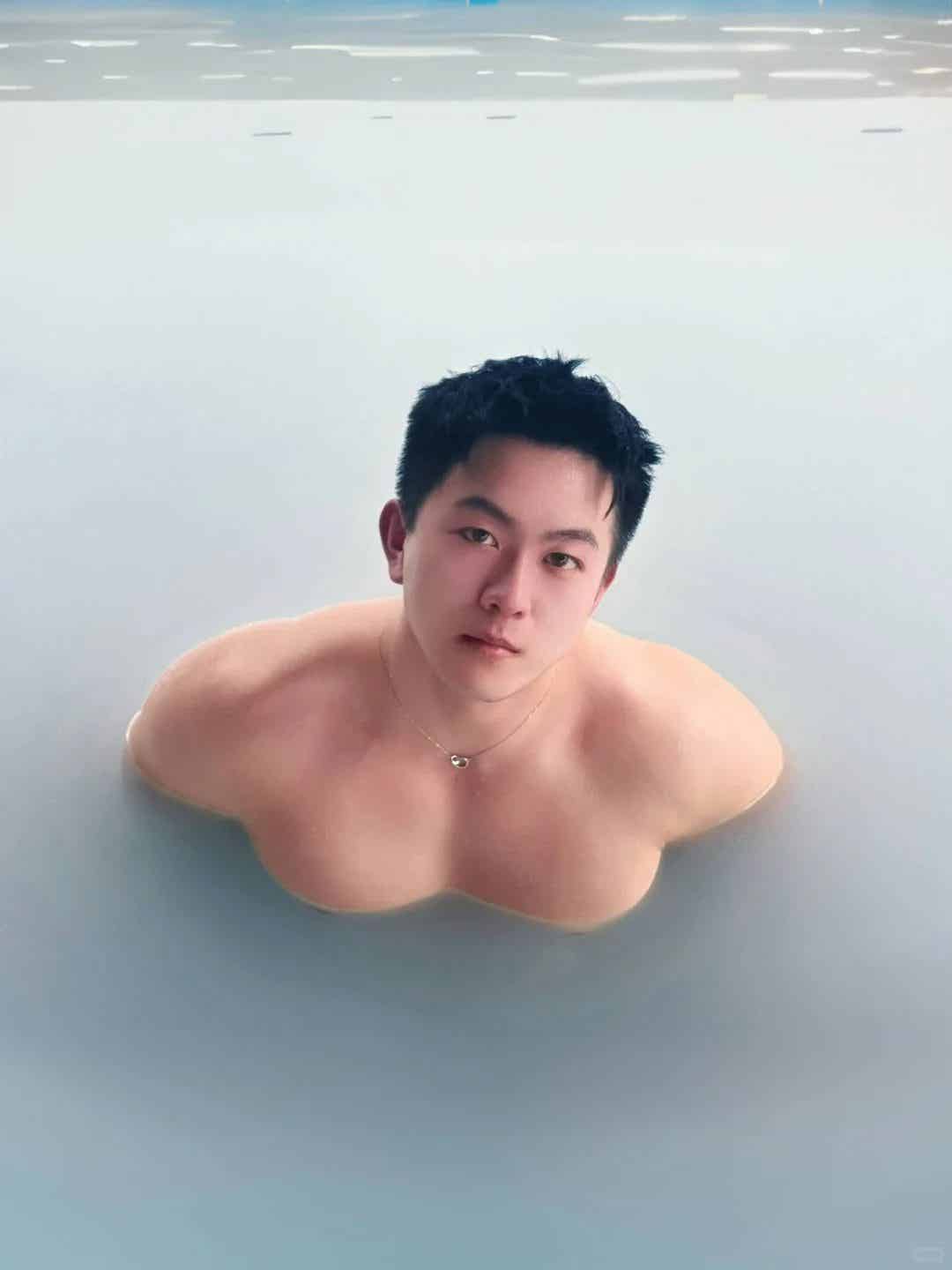 图片[7]-人夫感脂包肌男生，光着膀子玩水的样子看呆了！-小蓝短视频