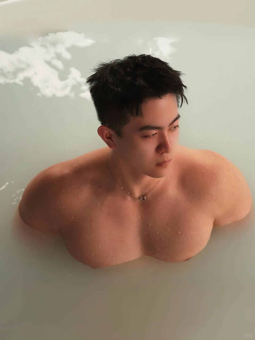 图片[8]-人夫感脂包肌男生，光着膀子玩水的样子看呆了！-小蓝短视频