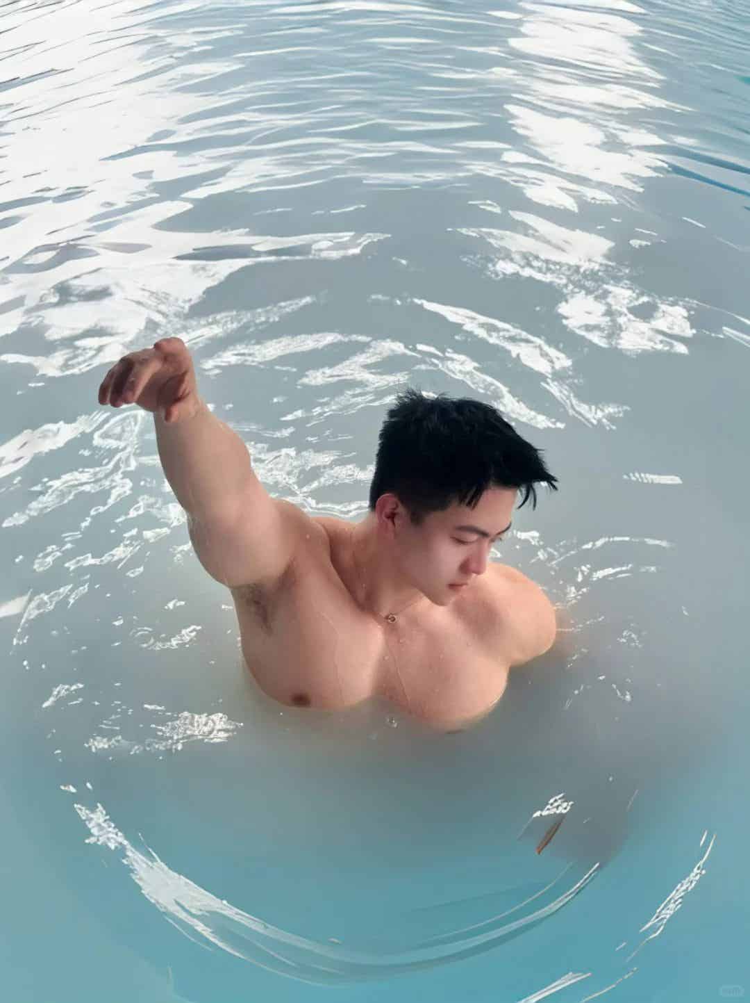 图片[9]-人夫感脂包肌男生，光着膀子玩水的样子看呆了！-小蓝短视频