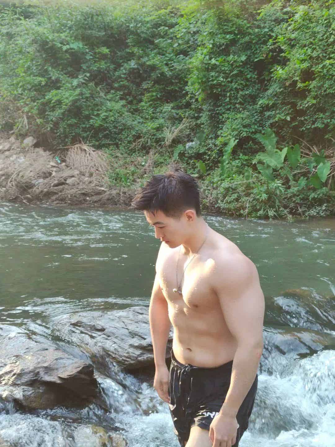 图片[10]-人夫感脂包肌男生，光着膀子玩水的样子看呆了！-小蓝短视频