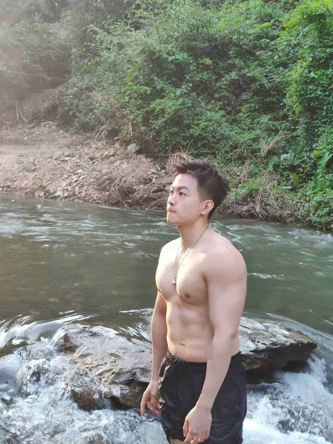 图片[11]-人夫感脂包肌男生，光着膀子玩水的样子看呆了！-小蓝短视频
