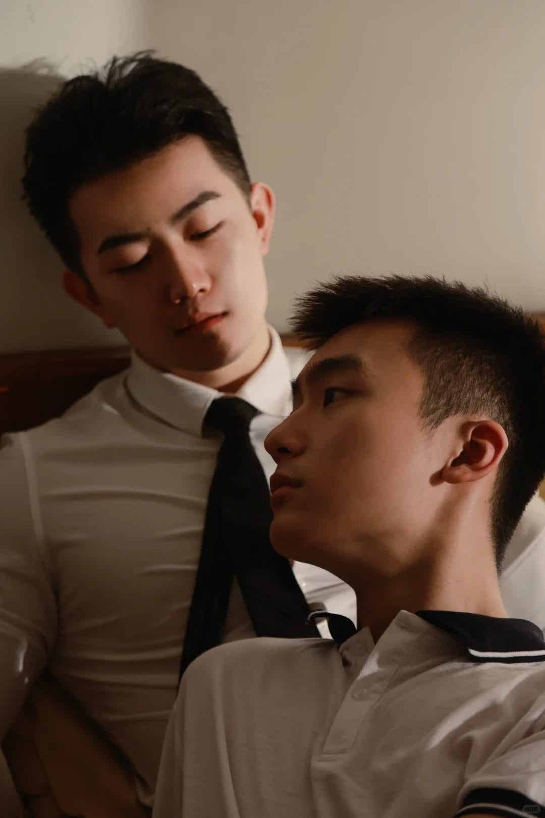 图片[12]-人夫感脂包肌男生，光着膀子玩水的样子看呆了！-小蓝短视频