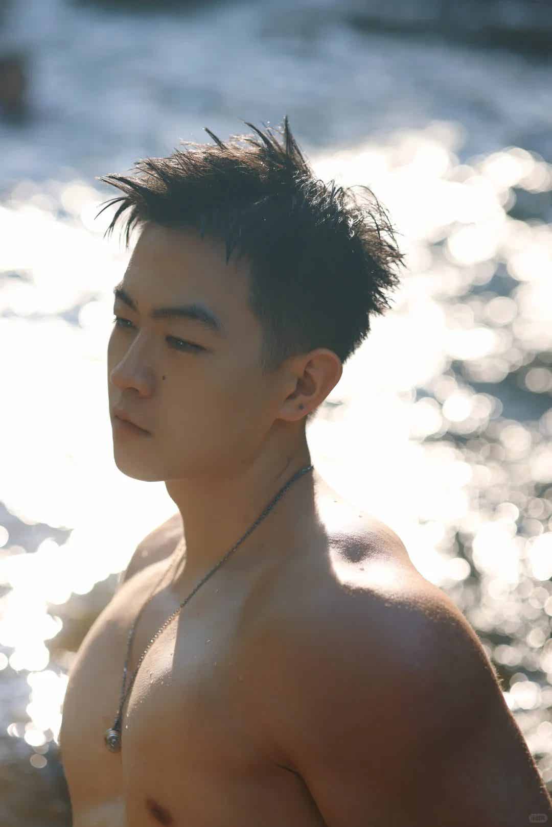 图片[16]-人夫感脂包肌男生，光着膀子玩水的样子看呆了！-小蓝短视频