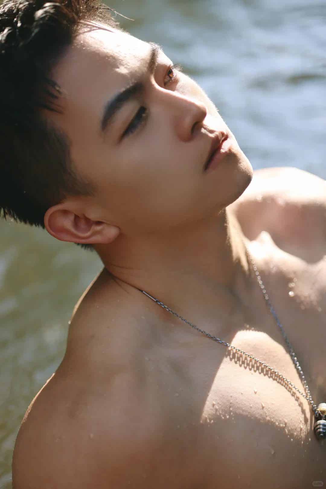 图片[17]-人夫感脂包肌男生，光着膀子玩水的样子看呆了！-小蓝短视频