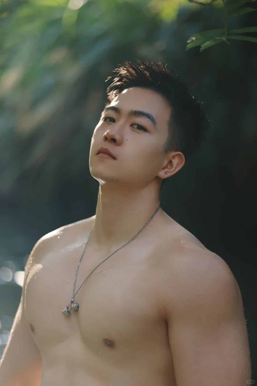 图片[19]-人夫感脂包肌男生，光着膀子玩水的样子看呆了！-小蓝短视频