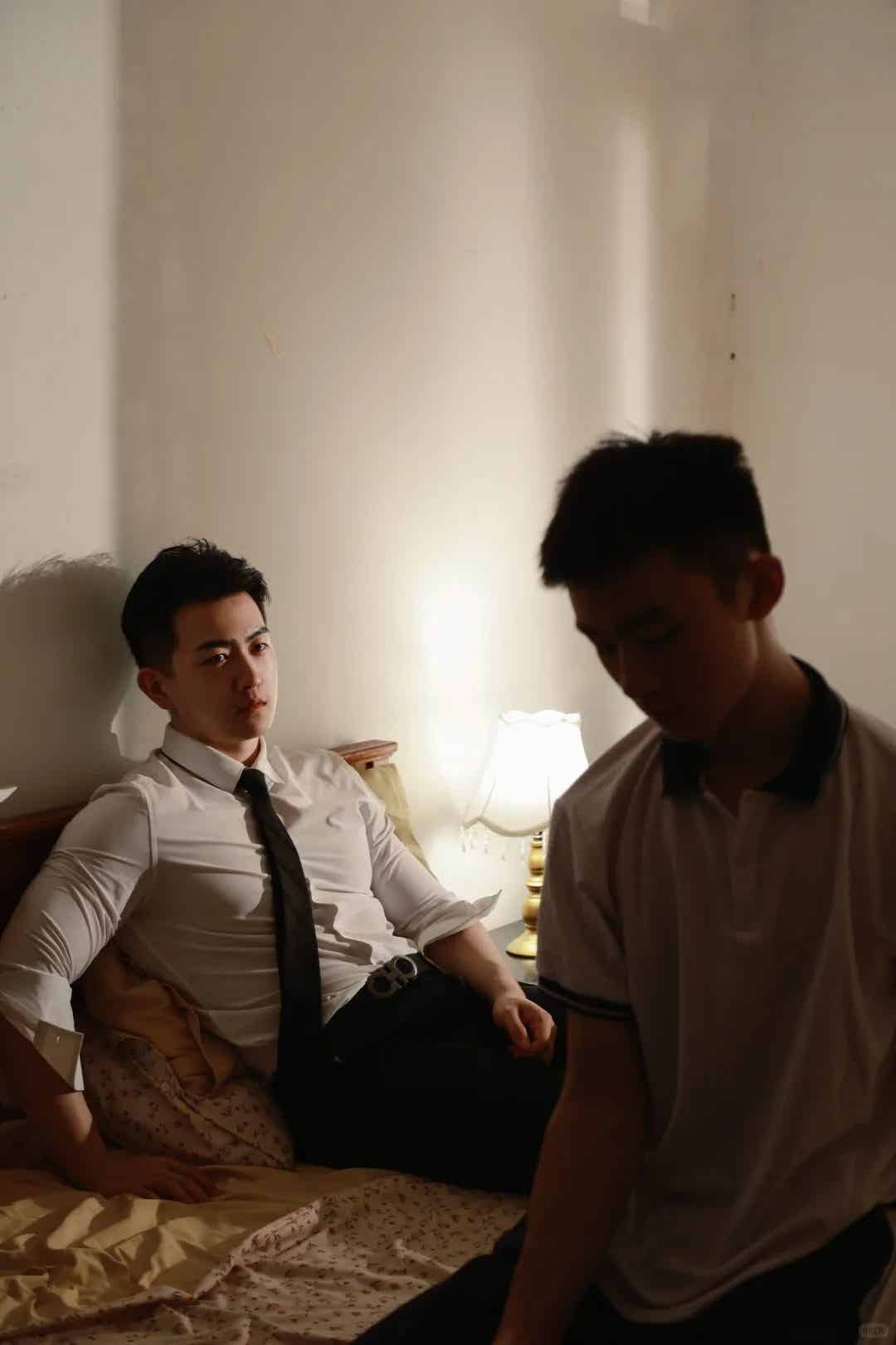 图片[22]-人夫感脂包肌男生，光着膀子玩水的样子看呆了！-小蓝短视频