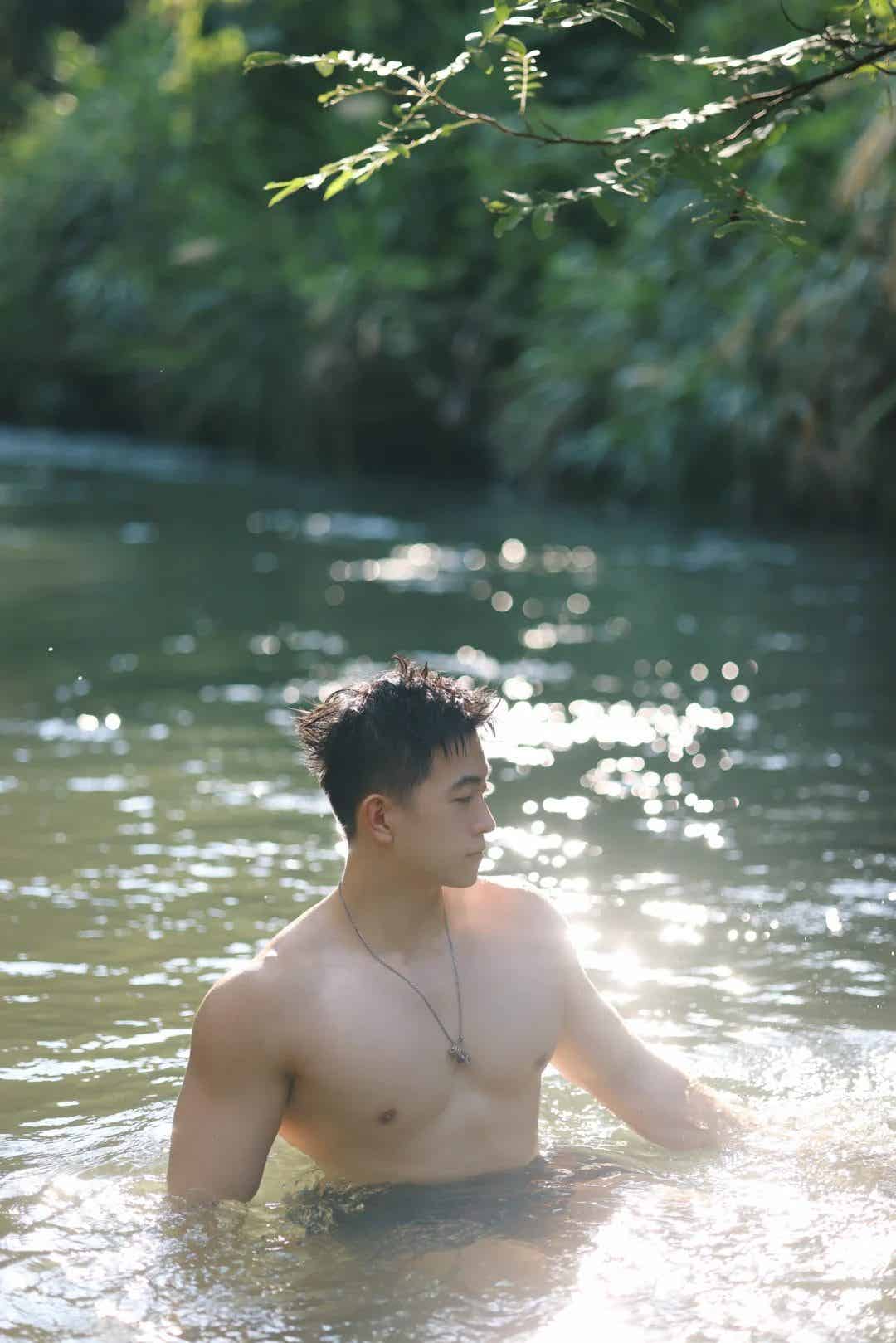 图片[23]-人夫感脂包肌男生，光着膀子玩水的样子看呆了！-小蓝短视频